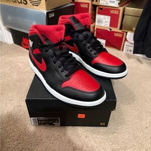 Jordan 1 mid size 11.5